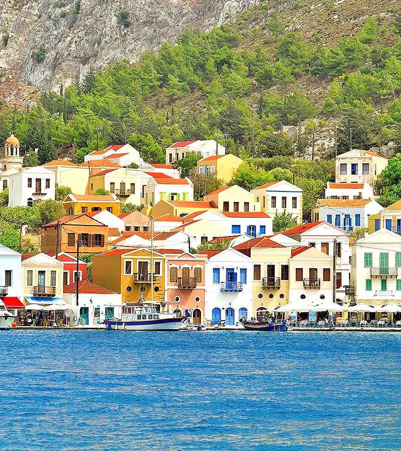 Meis Adası limanındaki renkli neoklasik evler.