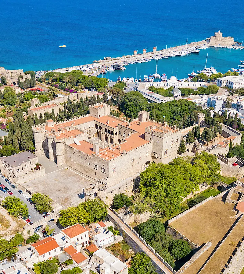 Rodos'un Ortaçağ Eski Şehri ve Mandraki Limanı.