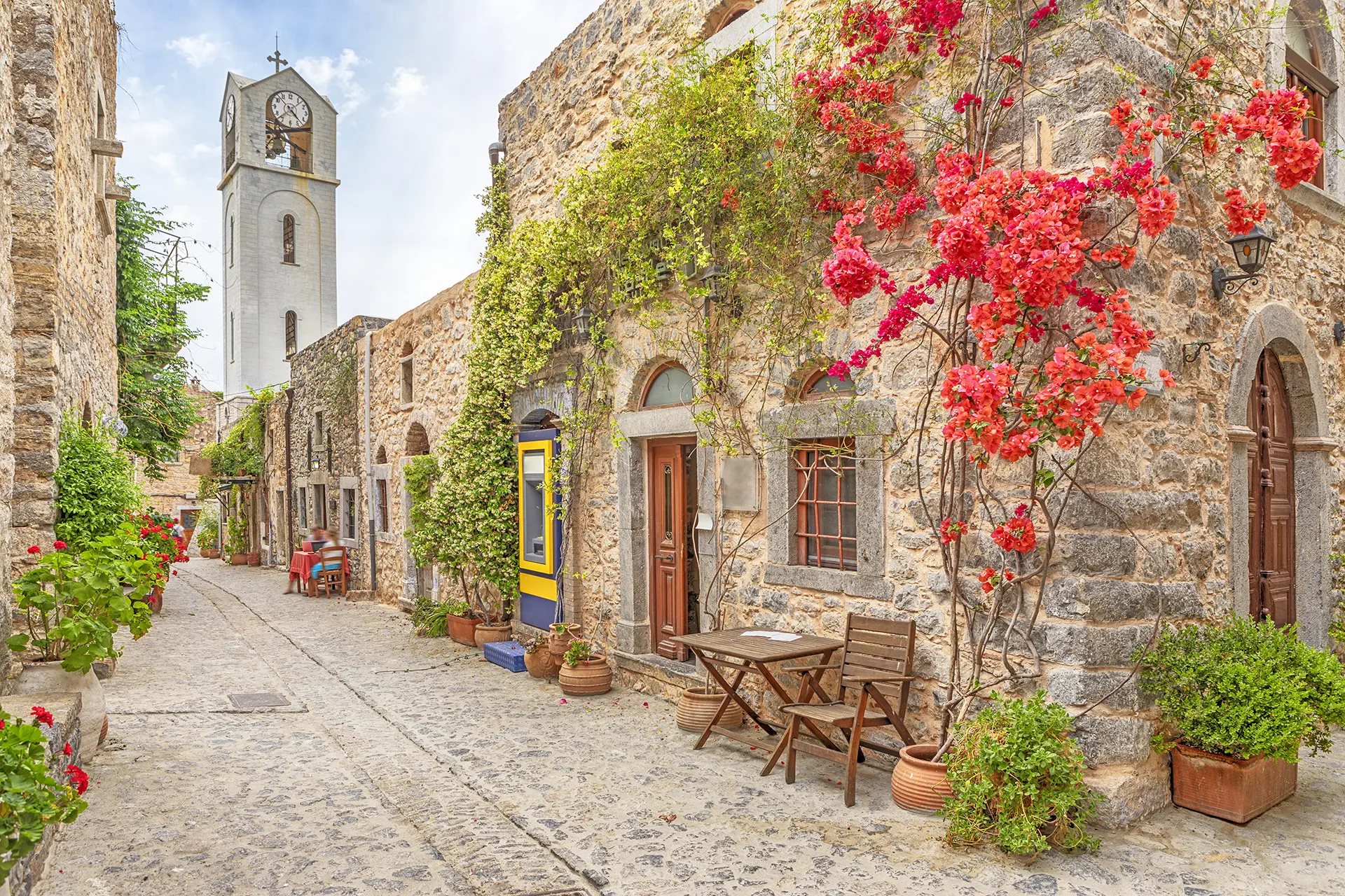 Sakız Adası, Yunanistan — damla sakızı adasının renkli limanı ve geleneksel mimarisi.